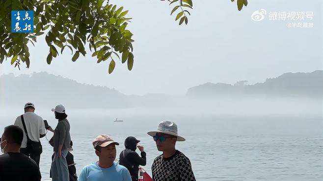 【 大连滨海路现仙境  游客感叹来得早很幸运】5月19日，因空气湿度大，加上海风的影响， 大连滨海路  沿线海域一早便开启了雾蒙蒙模式，滨海路沿线的傅家庄、银沙