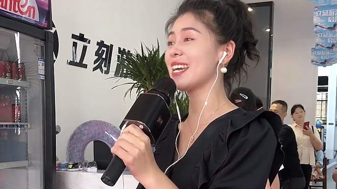 演唱草原情歌《画你》，歌声甜美，令人陶醉