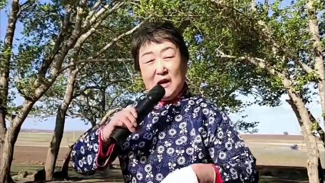 农村大姐演唱，一首《大姑娘美哪个大姑娘浪》，喜滋滋