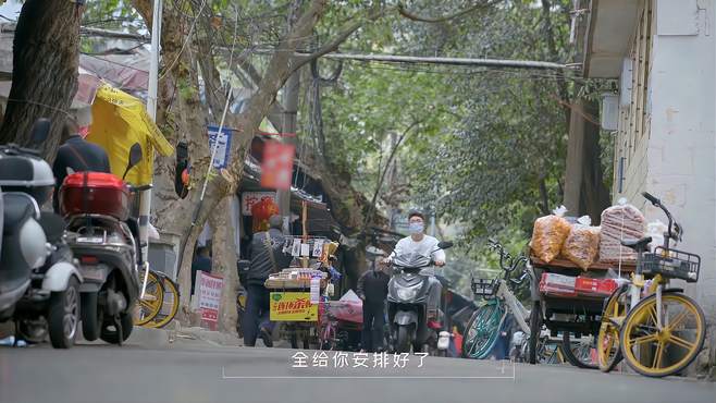 成都的悠闲生活让李光洁很是羡慕，一条街搞定一天