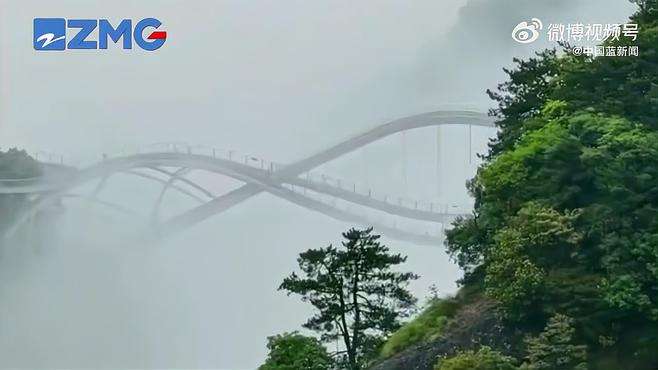 【 雨后神仙居现绝美云海 】 一阵酣畅的夏雨过后，神仙居景区被云海包围了。烟波浩渺的云海，与神仙居的“山、林、桥、景”相得映彰，乘索道飞云而上，穿密林听泉观瀑，