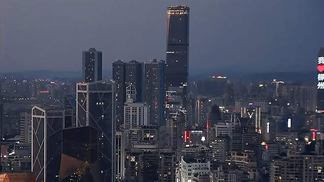 地王大厦开灯倒计时来啦！这个角度看广西柳州的夜景已经很棒了！