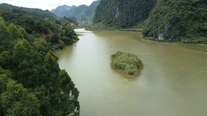 这是个水库吗？中间有个孤岛，形似鳄鱼