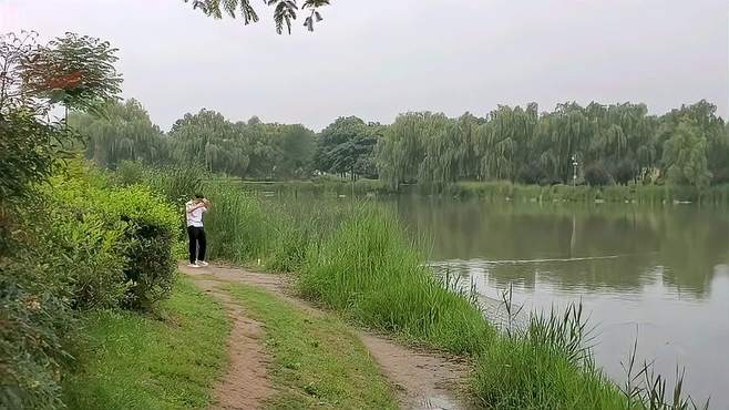 清晨西安大明宫太液池，踩着露珠来到湖边，公园空气清新环境优美