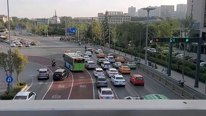 清晨的西安自强东路，天刚亮太阳就爬上来，新的一天城市开始忙碌