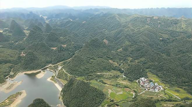 无意间航拍到大山里的水库，由于天气干旱，水库己变成了鱼塘