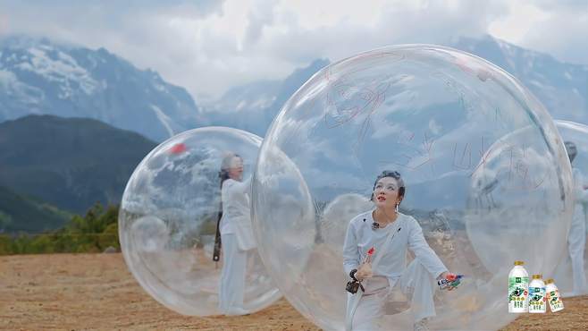 桃花坞众人在球里涂鸦，孙怡直接在球里画雪山，太有意境