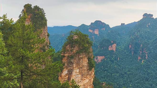 航拍中国美景：湖南张家界黄石寨。